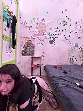 aiyorimidnight (F teen) - Je met un nude dans ma galerie