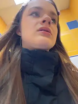 kittyqueeny (F young) - Tease with tongue close up