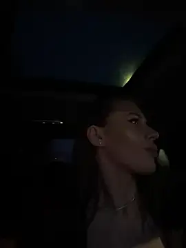 _jessyrey_ (F young) - Tease my boobs 😮‍💨