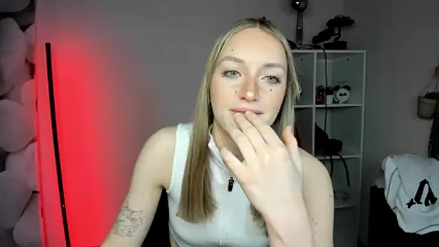 EvelynBlond webcam
