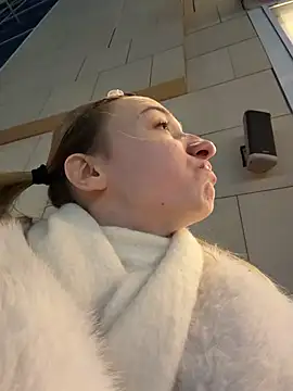 lia__love (F teen) - FINGERING AND OPEN DOOR IN TOILET 😈