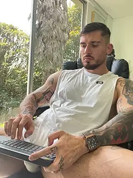 dimitrisullivan_ (M young) - shirt out