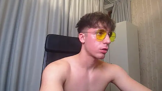 kellenwest (M twink) - naked flex showw