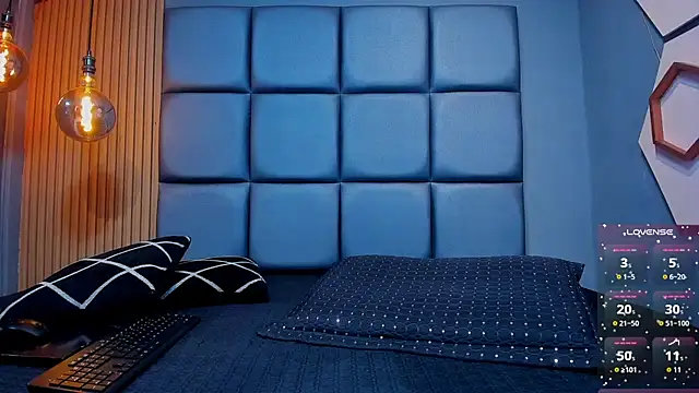 pamela-smiith (F young) - show pussy dildo