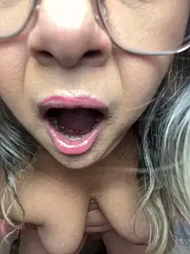 lucy_milf_474 (F mature) - FINGER IN THE ASS