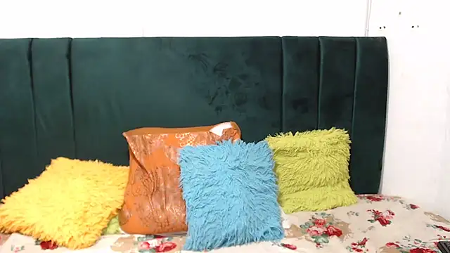 SweetSlenderChoc webcam