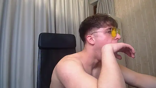 kellenwest (M twink) - naked flex showw