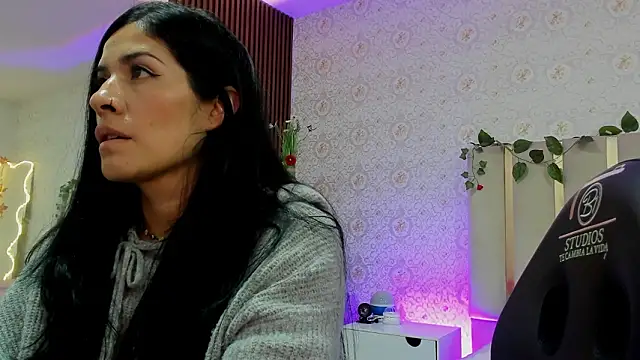 blue_tay1 (F milf) - show tits fast