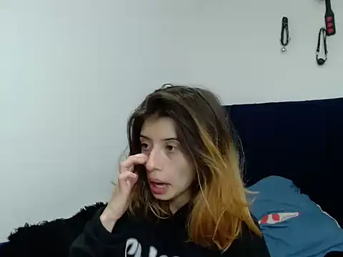 KratosAfroditacs Live Webcam on Stripchat