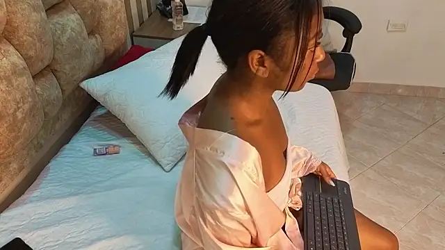 avis_lara (F young) - receiving your orders