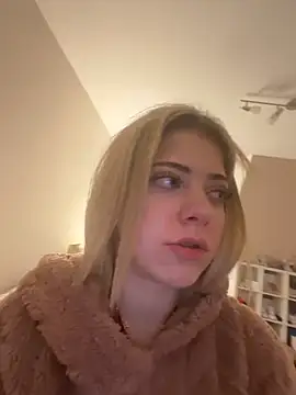 Webcam Model (MelliMoon) is live