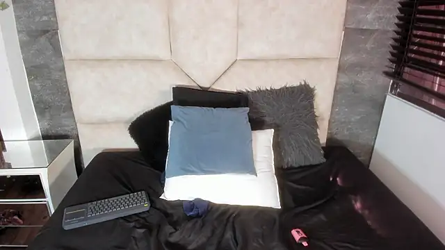 Scaarlett_22_ Live Webcam on Stripchat