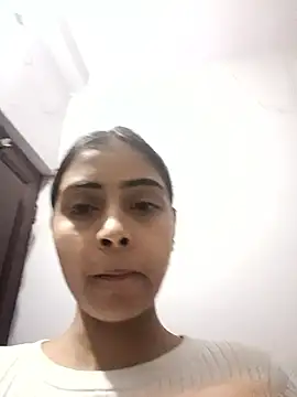 Webcam Model (Nandundi)  is live.Free join now!