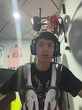 stiven_017 (M young) - masturbation in ticket show