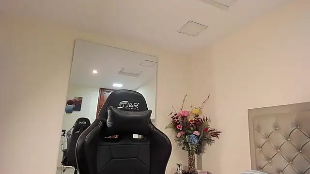 agatha__collins webcam