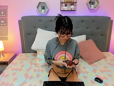 nicoletaylor_11 - NicoleTaylor_11's free webcam - UK Sex Cams