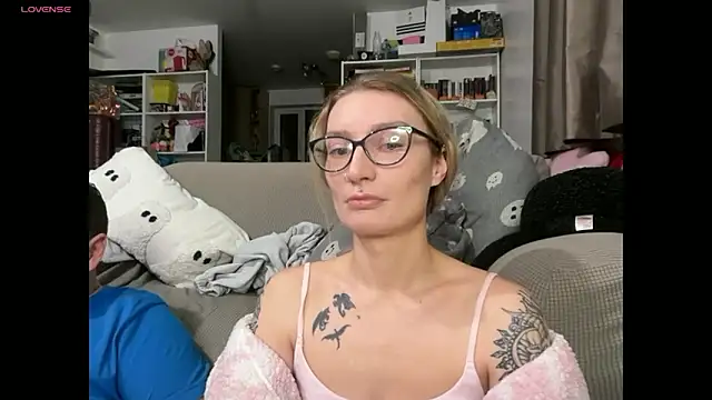 harleyblair (Ask my age) - tits out