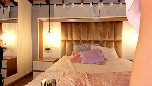 brianajhons19 (F young) - 😈oil ass show naked doggy style 😈