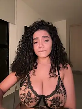 curlyierr (F young) - Show Boobs