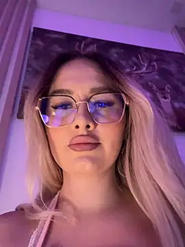 Webcam Model (mollyxxx)  is live.Free join now!