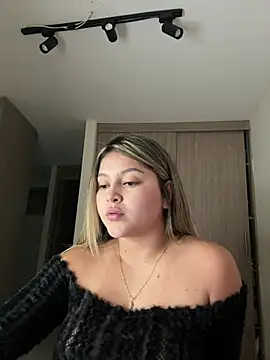 lunablossom_ (F young) - Kiss with me first 😈