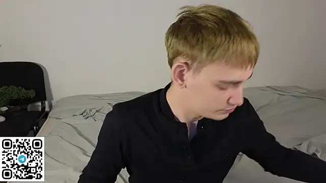 julian_wins (M twink) - Show hard dick🫦