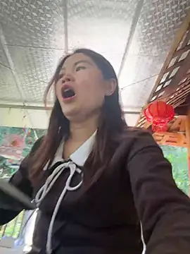 emily_9xx (F young) - wet my pussy in public