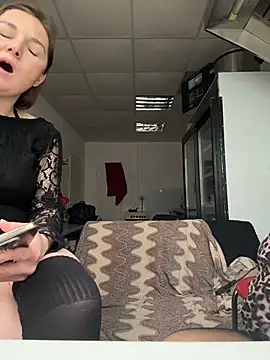 _mila_love (F milf) - Kiss