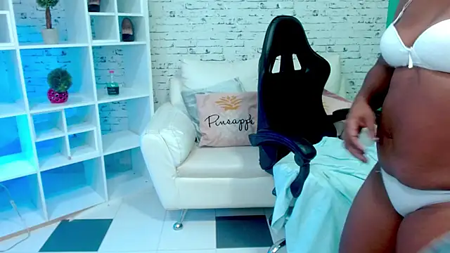 amara_brunette webcam