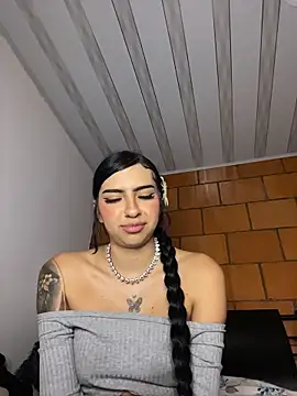 Hilary_pinkk webcam