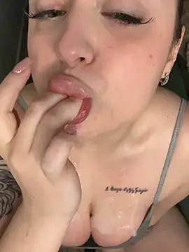 kellymoors (F young) - Cum on my face & naked boobs 😈