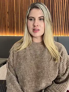 emiilyadams_ (F young) - DILDO BETWEEN THE TITS