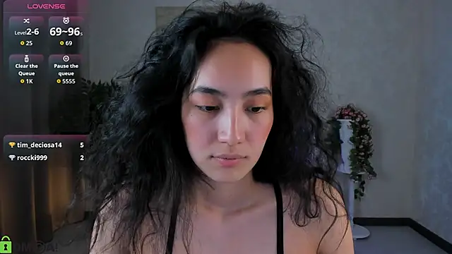 flirtyaura (F young) - an air kiss