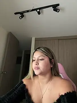 Webcam Model (lunablossom_)  is live.Free join now!