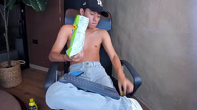 isaac_grimm (M twink) - clothes off