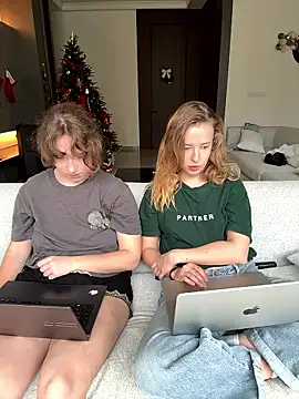 Nura_n_Sarah webcam