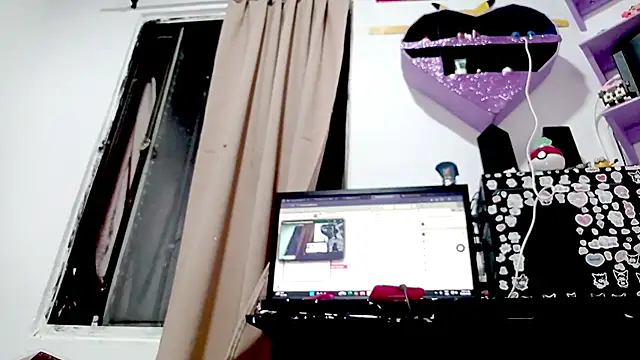 PetiteIvoryQueen19 webcam