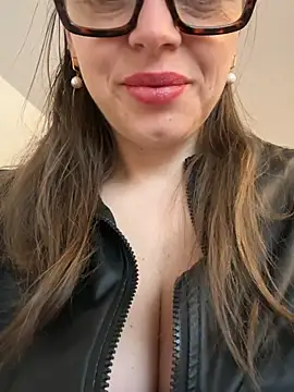 ladywithbigass (F milf) - 2 finger pussy next barista caffe+LT🎁