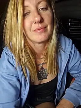 SheIsSomething webcam