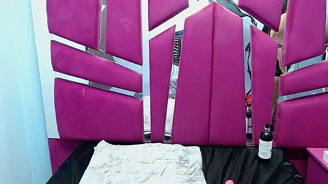 Alana_Hotterr webcam