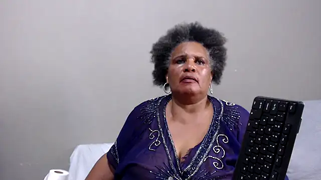 GrandBustyMelon webcam