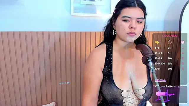 klhoe_boobs