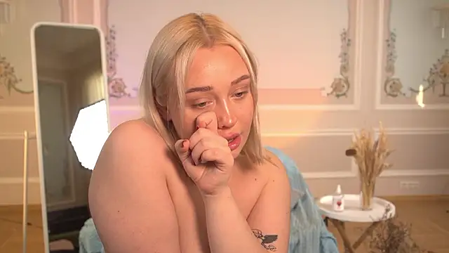 Blondessa_XOXO webcam