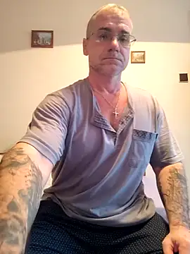 chcem1975 (Ask my age) - Undress me 🙂