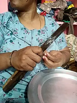 Webcam Model (Renuma)  is live.Free join now!