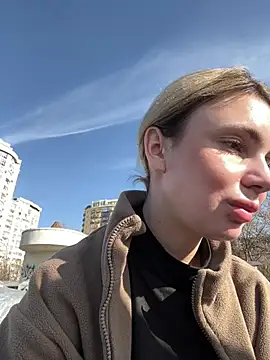 sandracarter (G young) - Show hard nipples in public park