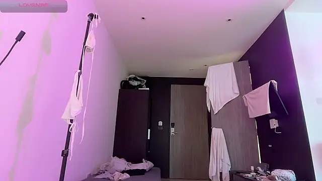 AlicePinkhead webcam