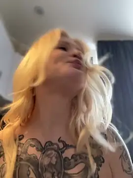 BlondeDoll_ webcam