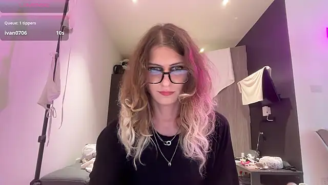 AlicePinkhead webcam