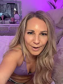 JulieSol Live Webcam on Stripchat